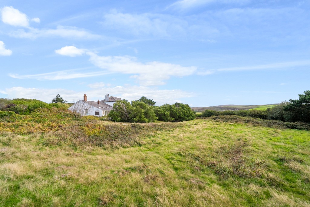Lot: 47812 - FORMER CAPTAINS HOUSE PLUS THREE-BEDROOM BUNGALOW SET IN OVER 8.5 ACRES OF LAND WITH COUNTRYSIDE AND SEA VIEWS - Side and front elevation of property taken from the field included